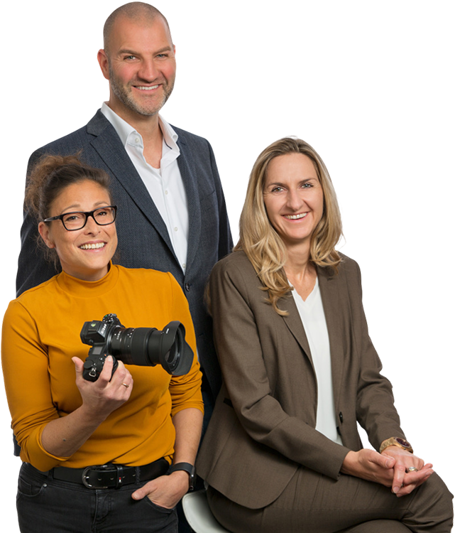 Drei Teammitglieder von Firstplace Immobilien posieren lächelnd – das Expertenteam für Immobilienverkauf, Vermietung und professionelle Präsentation in München.