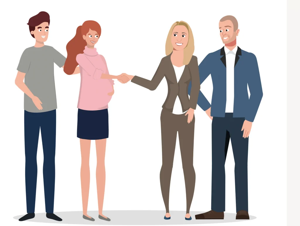 Maklerin begrüßt freundlich ein Paar zum Erstgespräch – Symbol für den persönlichen und entspannten Start in den Immobilienverkauf mit Firstplace Immobilien in München.