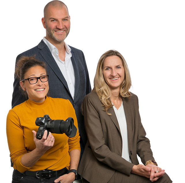 Das Team von Firstplace Immobilien lächelt in die Kamera – Symbol für Kompetenz, Erfahrung und persönliche Betreuung beim Immobilienverkauf in München.