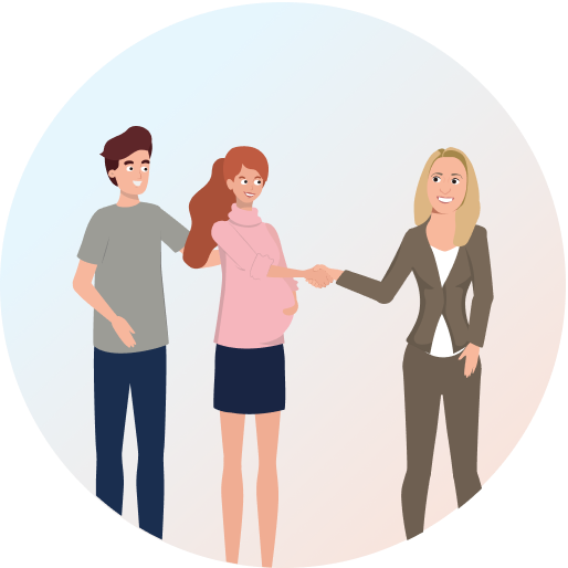 Maklerin begrüßt ein Paar zum Erstgespräch – Symbol für die persönliche Beratung und den Start der Immobilienvermittlung mit Firstplace Immobilien.