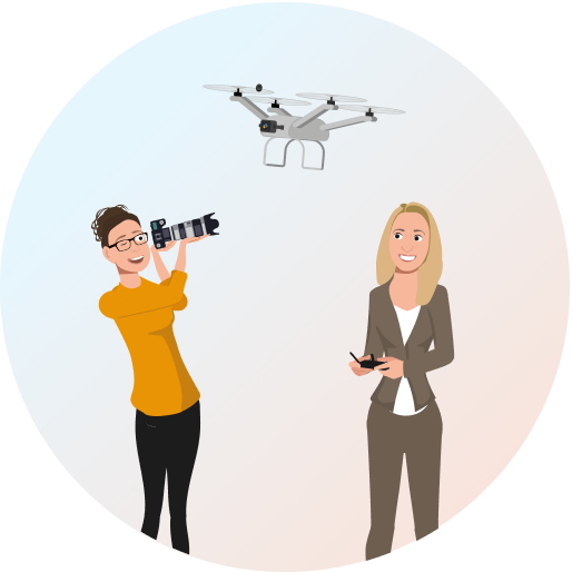 Maklerin und Fotografin mit Kamera und Drohne – Symbol für hochwertige Immobilienvermarktung durch Firstplace Immobilien.