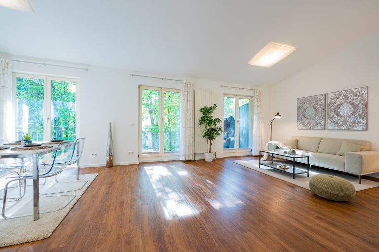 Großzügig und hell präsentiert sich diese ideal geschnittene 5-Zimmer-Wohnung mit überdachtem Südwest-Balkon in ruhiger Umgebung am östlichen Rand von Ottobrunn.