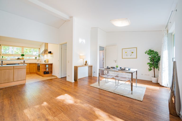 Großzügig und hell präsentiert sich diese ideal geschnittene 5-Zimmer-Wohnung mit überdachtem Südwest-Balkon in ruhiger Umgebung am östlichen Rand von Ottobrunn.