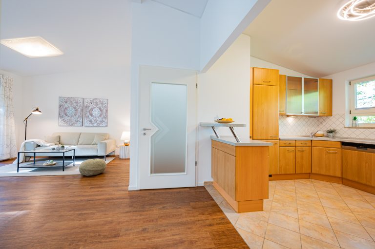 Die Wohnung begeistert sofort durch ihre offene Gestaltung mit durchgängig großen Raumhöhen bis unter den Giebel.