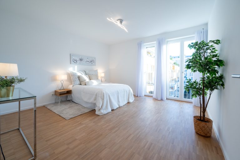 Bodentiefe Fenster und der durchgehend verlegte, warme Parkettboden schaffen eine einladende Atmosphäre, die zum Wohlfühlen einlädt.